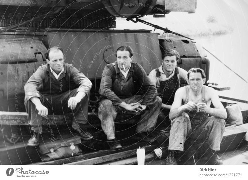 Vier Arbeiter pausieren auf einer Baumaschine in den 50er Jahren Arbeit & Erwerbstätigkeit Beruf Handwerker Arbeitsplatz Baustelle Wirtschaft Team Mensch