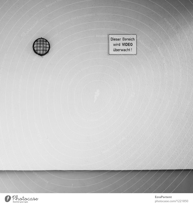 winke,winke Design Stadt Haus Bauwerk Gebäude Architektur Mauer Wand Fassade Stein Beton Zeichen Schriftzeichen Linie grau schwarz weiß Angst Lampe