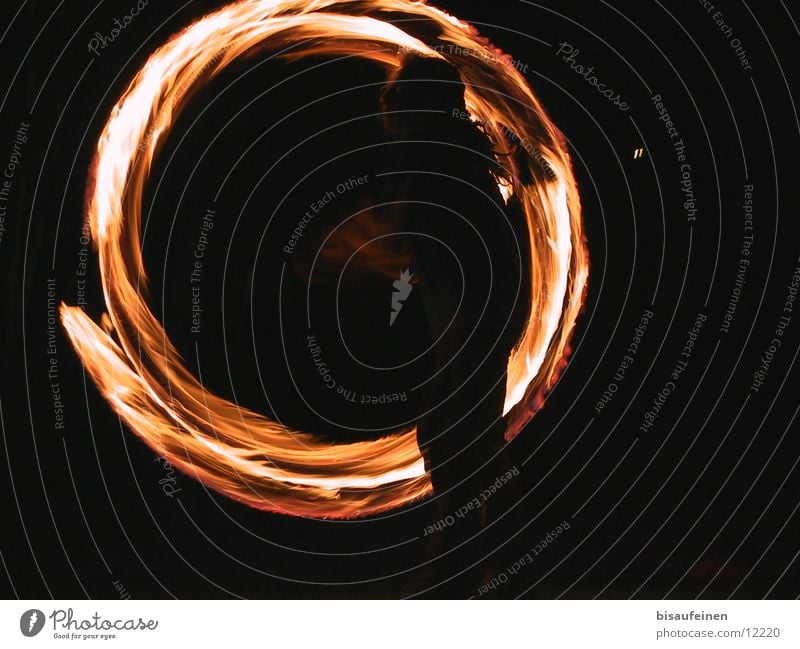 InCycle Nacht rotieren jonglieren Brand Mensch feuerspiel Flamme feuerstab