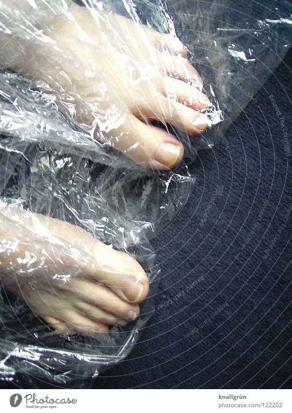 Blasse Füße Hautfarbe Folie verpackt durchsichtig Zehen Teppich Verpackungsmaterial obskur Fuß bleich hell Barfuß
