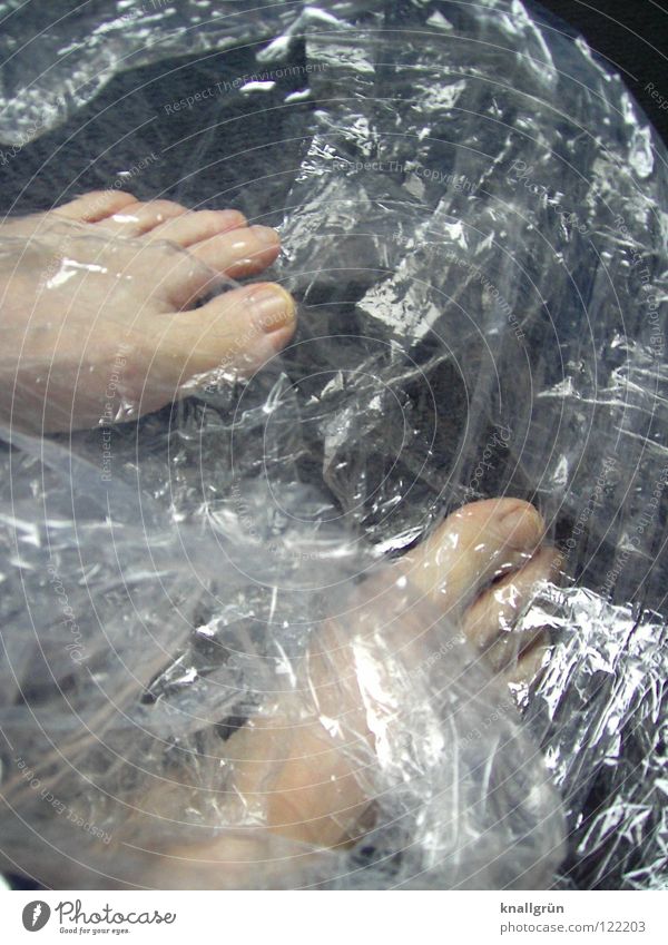 Zerknittert Folie Verpackungsmaterial durchsichtig Zehen obskur Fuß verpackt hell bleich Barfuß