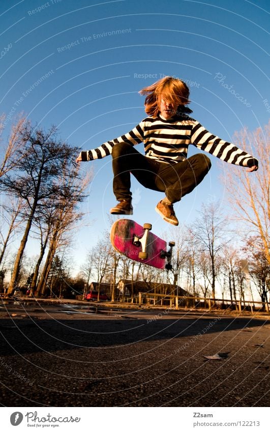 360 Flip III Stimmung Aktion Skateboarding Zufriedenheit Kickflip springen gestreift Teer Beton Licht Baum Weitwinkel Jugendliche Sport Pfütze