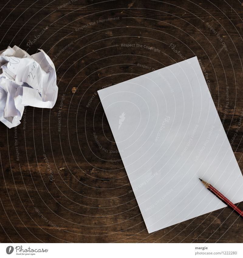 Schreib mal wieder! Ein leeres Blatt Papier mit Stift auf einem rustikalen Holztisch, daneben ein zerknüllter beschriebener Brief Schreibtisch Post
