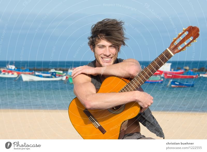 die gitarre und das meer Ferien & Urlaub & Reisen Abenteuer Freiheit Sommer Sommerurlaub Strand Meer Wellen Junger Mann Jugendliche 18-30 Jahre Erwachsene