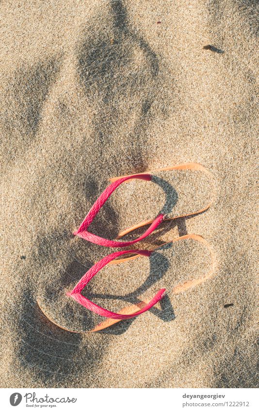 Rosa Sandalen am Strand im Sand Erholung Freizeit & Hobby Ferien & Urlaub & Reisen Tourismus Sommer Sonne Meer Natur Mode Schuhe Flipflops hell blau Flops
