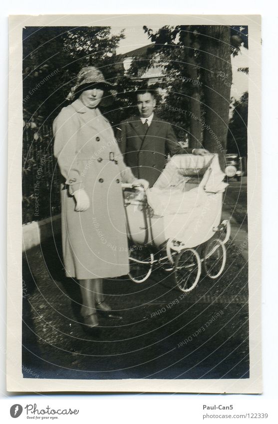 1931 antik Großmutter Kinderwagen schwarz weiß analog Schwarzweißfoto Menschengruppe alt Urgroßeltern Eltern leider unscharf Spaziergang Ausflug Stolz