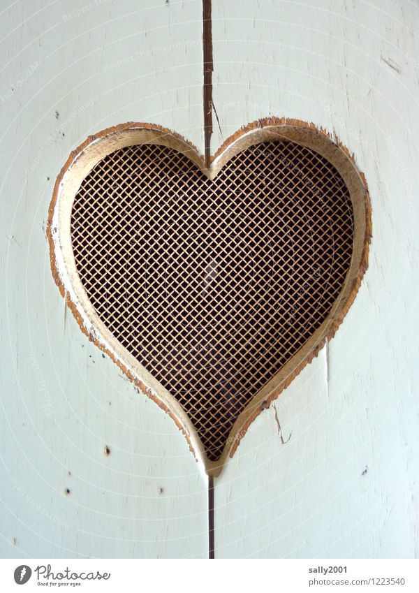 sag's durchs Herz... einfach Neugier weiß Sympathie Liebe Partnerschaft Erwartung geheimnisvoll herzförmig Holz Schranktüren Gitter Netz durchlässig ausgesägt