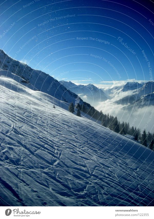 Bergabwerts. weiß Skifahren Winter Berge u. Gebirge Schnee Spuren Alpen blau Tal Himmel Aussicht Ferne