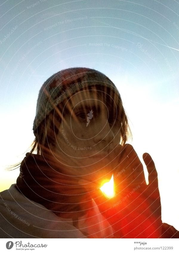 freunde der sonne. Mann Hand Mütze Sonnenstrahlen Sonnenlicht Gegenlicht Physik Selbstportrait gestikulieren blenden Finger Porträt Weihrauchfass Möhre