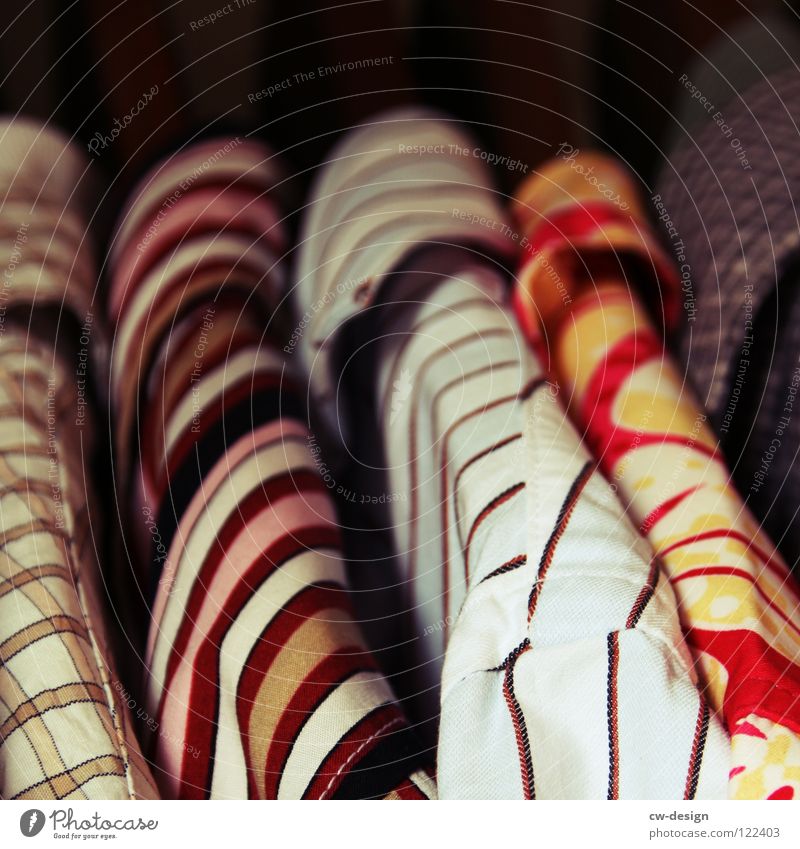 kleinkarierter spießbürger penibel Hemd gestreift Kleiderbügel Kleiderschrank Anzug aufräumen chaotisch Sauberkeit Ordnung geschniegelt nebeneinander Seite