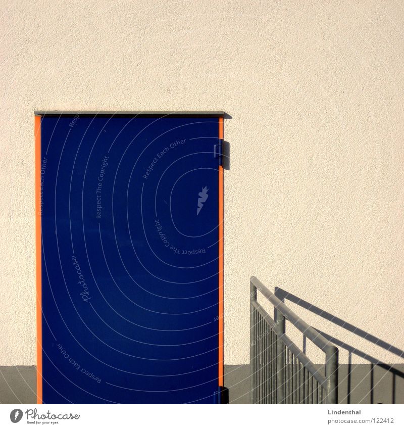ENTER weiß Wand Enter Fußtritt blue blau Tür door Rahmen orange white Geländer banister fassungslos