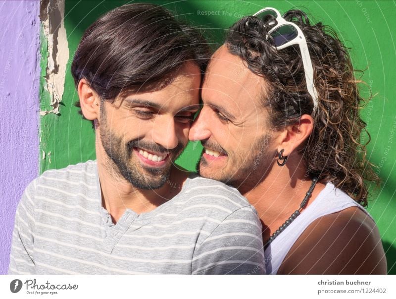 2 guys in love Homosexualität Junger Mann Jugendliche Paar Partner Mensch 18-30 Jahre Erwachsene Lächeln Sex Frühlingsgefühle Coolness Leidenschaft Geborgenheit
