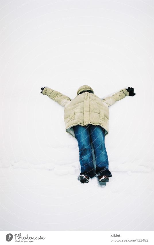 Schnee Mantel kalt Freiheit Gefühle frieren Freude weiß verborgen Ferien & Urlaub & Reisen Erholung genießen Winter Hose wettergeschützt Jeansstoff liegen