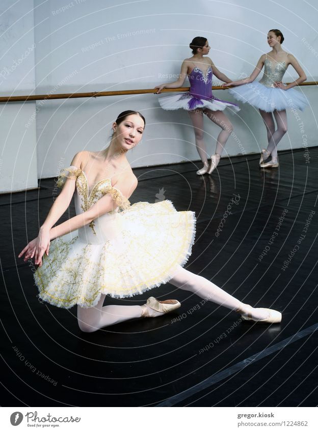 Hingabe an die Kunst des Bewegens elegant Junge Frau Jugendliche Körper 3 Mensch 18-30 Jahre Erwachsene Künstler Theaterschauspiel Balletttänzer Kleid Strümpfe