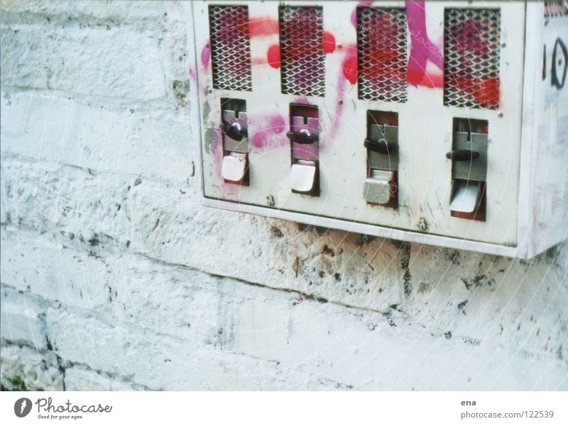 o ein automat Wand weiß Automat Spielen lackiert Stadt Mauer Briefkasten Spielzeug drehen entdecken Überraschung rosa Graffiti Wandmalereien gepinselt