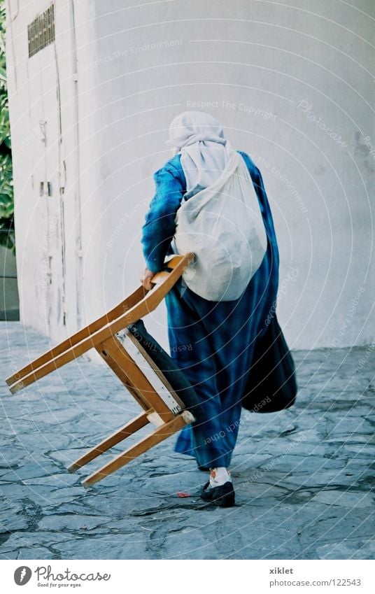 marrocos Ferien & Urlaub & Reisen Frau Schal Kopftuch Stuhl laufen Marokko Moslem blau tragen Kleid Tasche Rücken Tradition Glaube Tunika Afrikaner Folklore