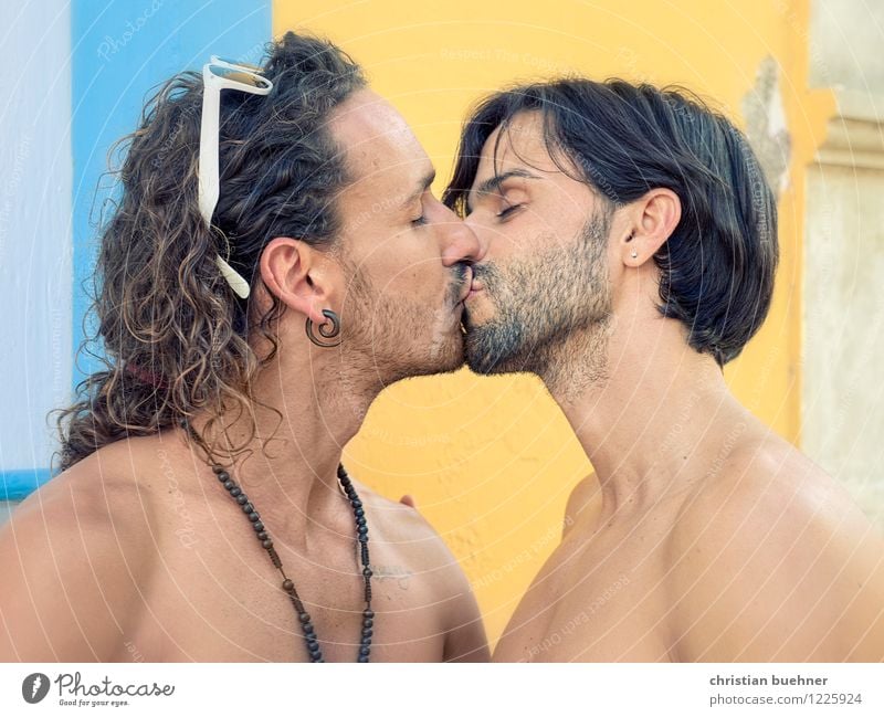 kiss Homosexualität Junger Mann Jugendliche Freundschaft Paar Partner 2 Mensch 18-30 Jahre Erwachsene Liebe träumen schön Glück Lebensfreude Frühlingsgefühle