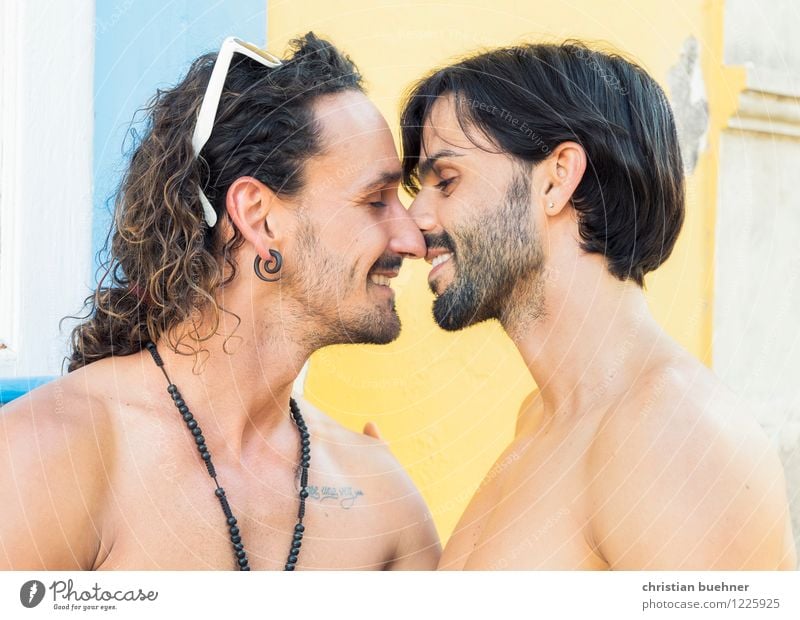 Jetzt aber ...... Homosexualität Junger Mann Jugendliche Paar Partner 2 Mensch 18-30 Jahre Erwachsene berühren Küssen Lächeln Liebe nackt Gefühle Lebensfreude