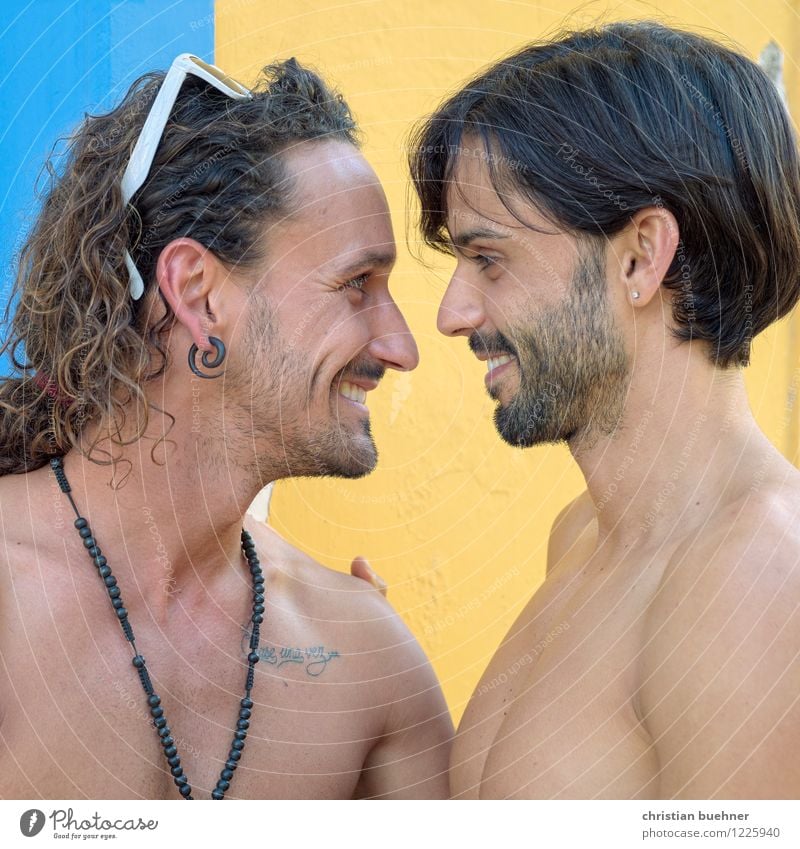augenschmauss Homosexualität Junger Mann Jugendliche Paar Partner 2 Mensch 18-30 Jahre Erwachsene Küssen Lächeln Liebe Blick Zusammensein kuschlig natürlich