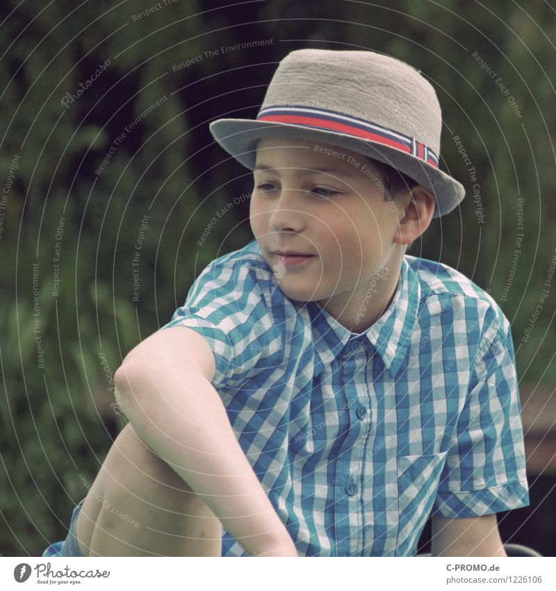 Junge mit Hut schaut glücklich zur Seite Mensch maskulin Kindheit 1 8-13 Jahre Hemd Lächeln sitzen blau grün Zufriedenheit selbstbewußt Coolness Gelassenheit