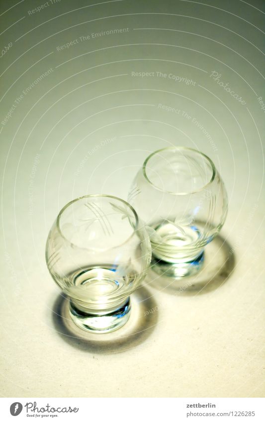 Zwei Gläser Glas 2 Paar paarweise Zusammensein Zusammenhalt zusammengehörig Kristallstrukturen Getränk Geschirr hausstand Haushalt Küche Gastronomie Bar leer
