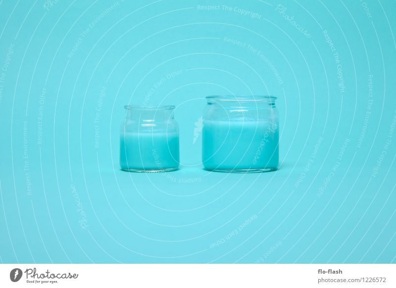 HALBLEER // HALBVOLL Süßwaren Ernährung Bioprodukte Getränk Glas Lifestyle Design schön Körperpflege Kosmetik Creme Chemie Chemiker Reinigen Flüssigkeit trendy