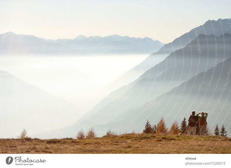 Bergzauber Ferien & Urlaub & Reisen Berge u. Gebirge wandern Paar Erwachsene 2 Mensch Umwelt Natur Landschaft Herbst Schönes Wetter Nebel Südtirol