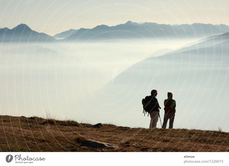 Unendlichkeit Paar Erwachsene 2 Mensch Landschaft Herbst Schönes Wetter Nebel Berge u. Gebirge Südtirol Ferne Glück fliegen genießen wandern frei hoch blau