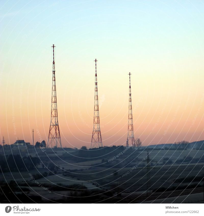 Funky Funkturm Fernsehen Pastellton himmelblau rosa grün grau dunkel 3 Baum Sträucher Feld Aussicht kalt Sonnenaufgang Medien Kommunizieren Himmel Landschaft