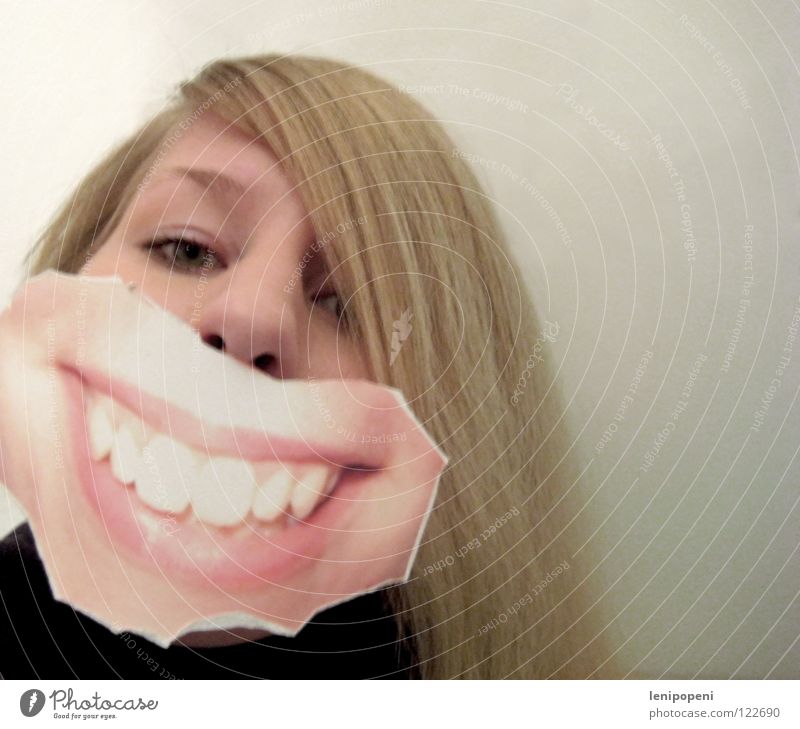 Frontalpatchmouth Lippen Frau blond schwarz Fotografie ausgerissen Freude Zahnarzt lachen Mund grinsen aufgeklebt verstecken Gefühle hell bleich