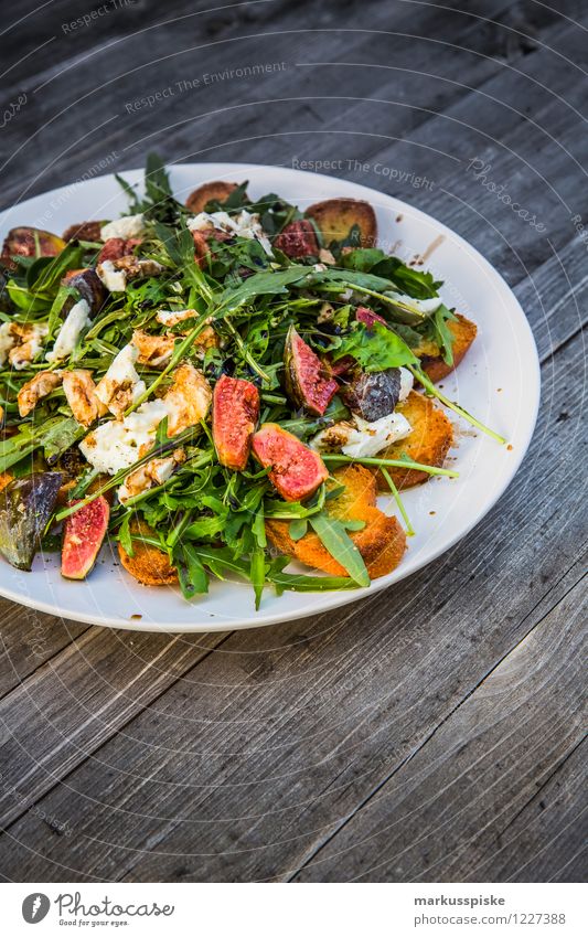 rucola salat mit feigen Lebensmittel Salat Salatbeilage Brot Ernährung Picknick Bioprodukte Vegetarische Ernährung Diät Slowfood Teller Gesundheit