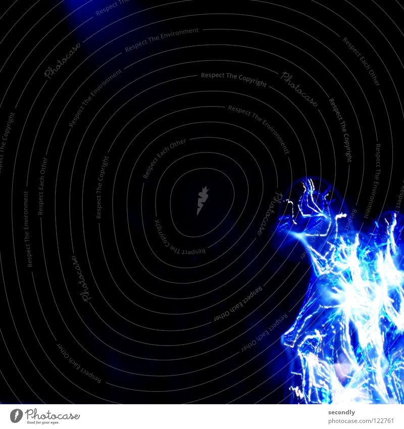 licht-kegel 2 Licht Geschwindigkeit jonglieren Reflexion & Spiegelung schwarz Lichtkegel Langzeitbelichtung obskur Energiewirtschaft blau