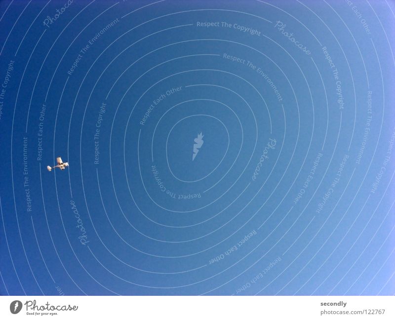 flug 2 Flugzeug Strukturen & Formen klein weiß Luftverkehr Freizeit & Hobby Himmel Freiheit Schönes Wetter blau