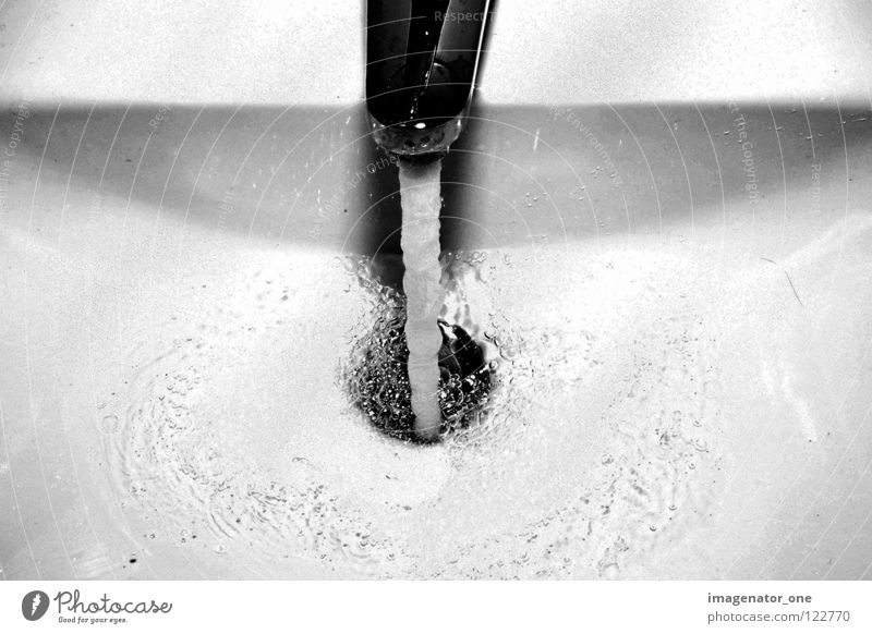 water Waschbecken Bad Wasser Schwarzweißfoto blasen Schatten wasserfluß Wassertropfen Becken