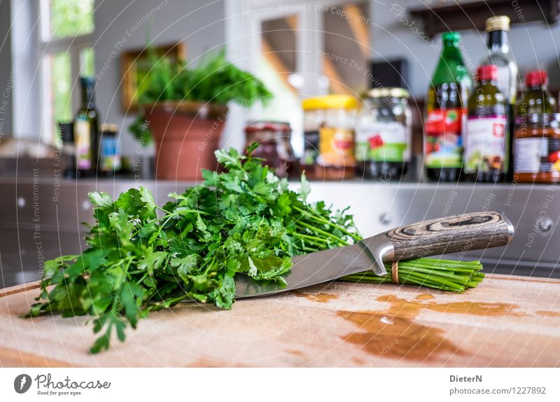 Schnitt Lebensmittel Kräuter & Gewürze Öl Ernährung Bioprodukte Messer braun grün silber Küche Flasche Holzbrett Stahl Petersilie Bündel Farbfoto mehrfarbig