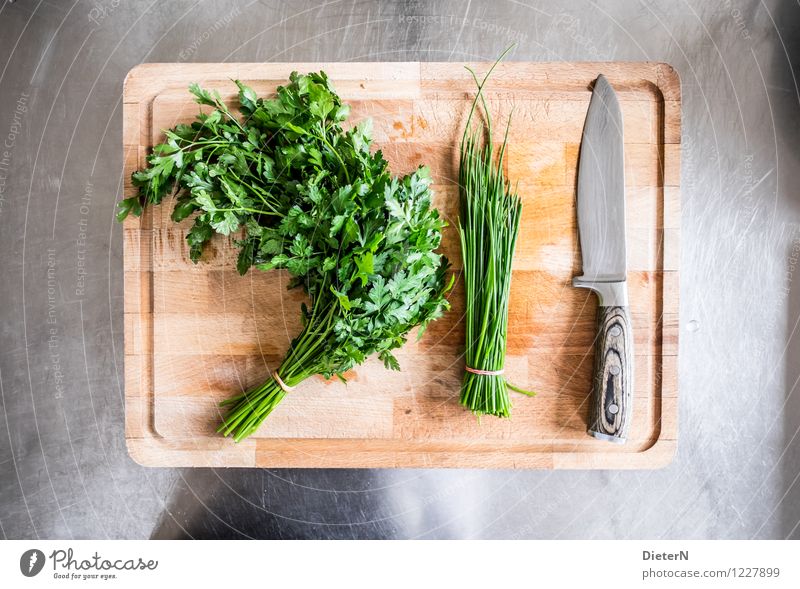 Es ist angerichtet Lebensmittel Kräuter & Gewürze Bioprodukte Geschirr Messer braun grün silber Schnittlauch Petersilie Klinge Schneidebrett Holzbrett Stahl