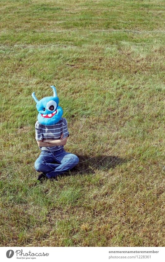 Sitzstreik Kunst Kunstwerk ästhetisch Außerirdischer Monster außerirdisch fremd Kostüm Maske verkleiden Karneval sitzen Streik warten Hoffnung Erwartung Wiese