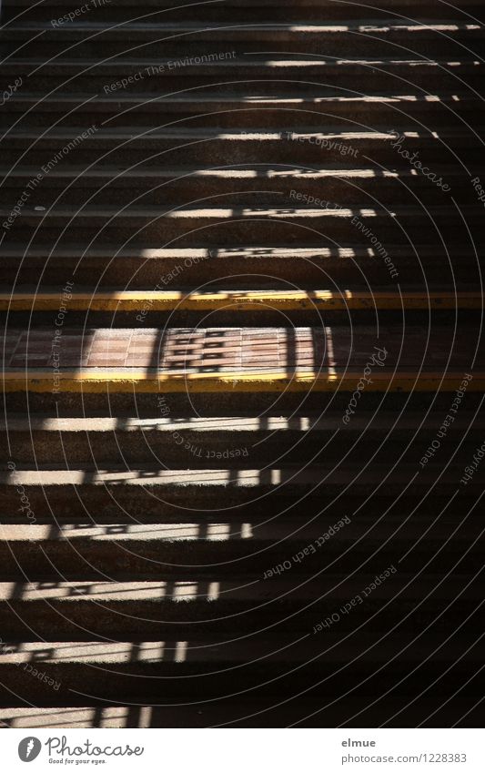 Wegweiser Treppe Geländer Silhouette Muster Lichtspiel schattenmuster unterwegs gruselig gelb schwarz Neugier bizarr Design entdecken Inspiration Kreativität