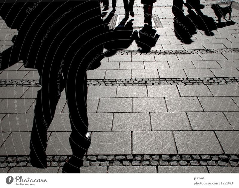 schattendasein. Licht Sonnenuhr Asphalt Schuhe heiß brennen kalt Muster Fußgänger Stadt Schatten verdunkeln Straßenbelag München Fußweg hell Schattendasein