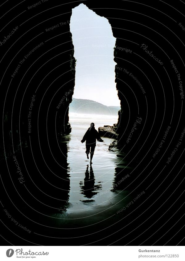 Schattenlaufen Neuseeland Südinsel Höhle Meer Strand Reflexion & Spiegelung nass Ebbe Gezeiten Küste Schwarzweißfoto Berge u. Gebirge cave cavern Kathedrale