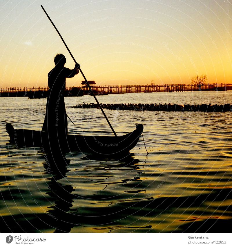 Burmesischer Fischer Myanmar Wasserfahrzeug See Sonnenuntergang Abenddämmerung Asien Stock Schifffahrt Brücke Kahn gold Schatten Silhouette
