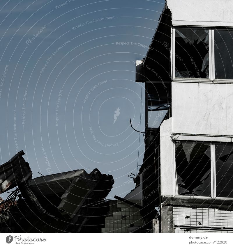 old&dirty Haus Wand Mauer Fenster kaputt Zerstörung Demontage Splitter Glassplitter Bauschutt Staub Gebäude Sommer Physik Industrie verfallen Fensterscheibe