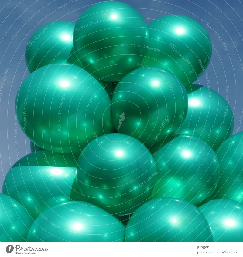 Noch mehr grüne Luftballons Himmel aufgeblasen Außenaufnahme türkis mehrere Menschenleer glänzend Reflexion & Spiegelung Sonnenlicht Muster Tag Metall prall