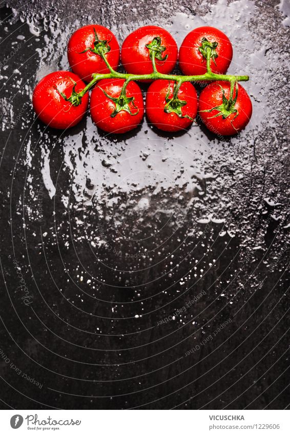 Tomaten auf nassem schwarzem Hintergrund Lebensmittel Gemüse Ernährung Mittagessen Abendessen Bioprodukte Vegetarische Ernährung Diät Restaurant Natur Design
