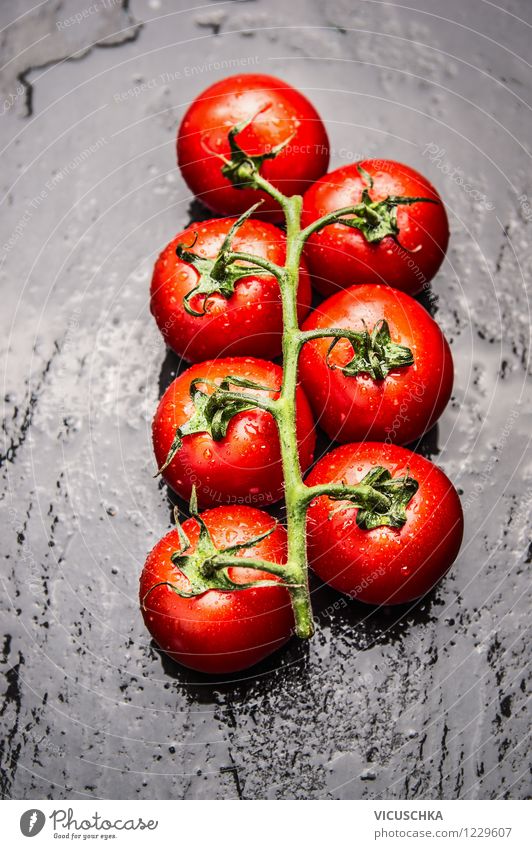 Frische Tomaten auf schwarzem Hintergrund Lebensmittel Gemüse Ernährung Mittagessen Bioprodukte Vegetarische Ernährung Diät Italienische Küche Stil Design