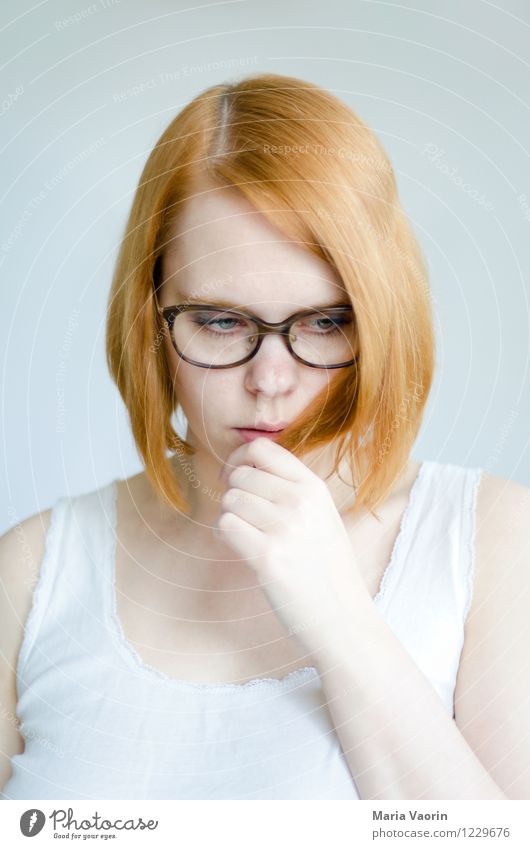 nachdenken Mensch feminin Junge Frau Jugendliche 1 18-30 Jahre Erwachsene T-Shirt Brille rothaarig langhaarig berühren Denken Traurigkeit authentisch hell