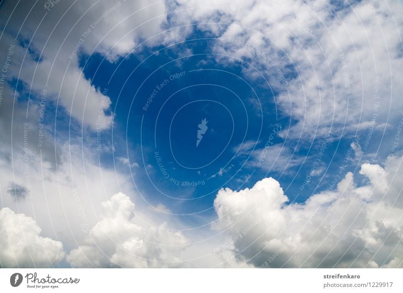 Schönwetterfenster - weiße Wolken geben den Blick auf den darüber liegenden blauen Himmel frei Ferien & Urlaub & Reisen Ferne Freiheit Sommer Umwelt Natur Luft