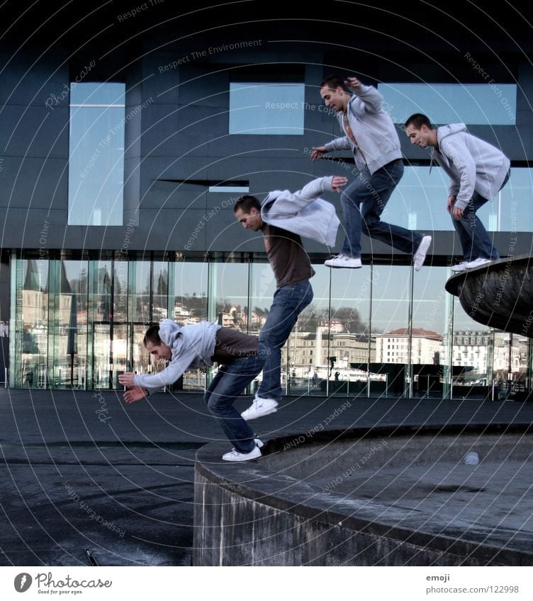 the sandybrunnenjump springen Fotografie 4 Mann hüpfen Platz Luzern Gebäude Spiegel Stunt Stuntman Montage Reihe Momentaufnahme Verkehrswege Spielen Bild