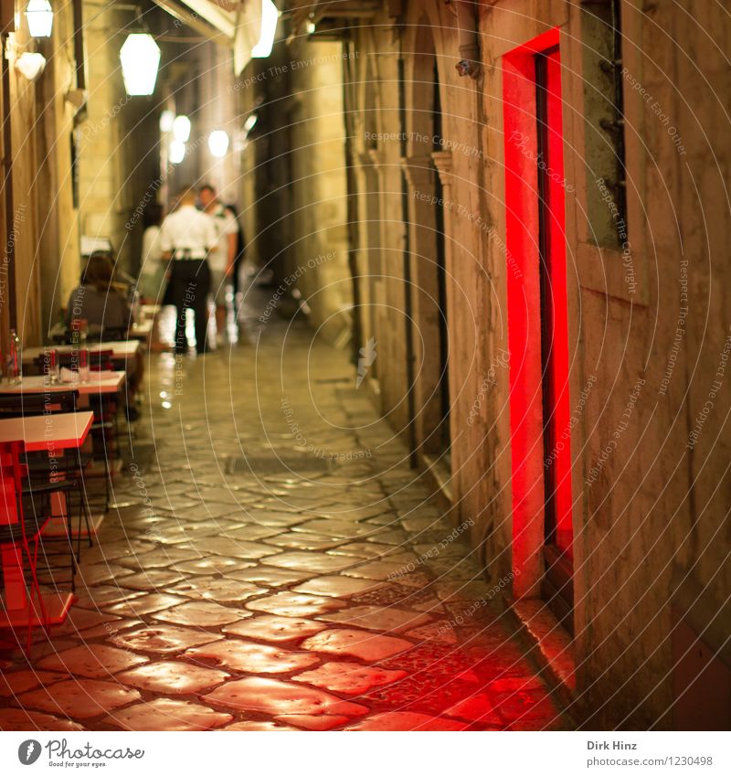 Rotlicht in Dubrovnik Mensch Frau Erwachsene Mann 4 18-30 Jahre Jugendliche Altstadt Haus Mauer Wand Tür Sehenswürdigkeit Wahrzeichen Denkmal braun rot