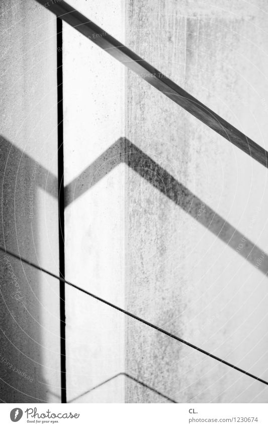 rampe im licht Mauer Wand Treppengeländer Linie ästhetisch eckig Schwarzweißfoto Außenaufnahme abstrakt Menschenleer Tag Licht Schatten Sonnenlicht